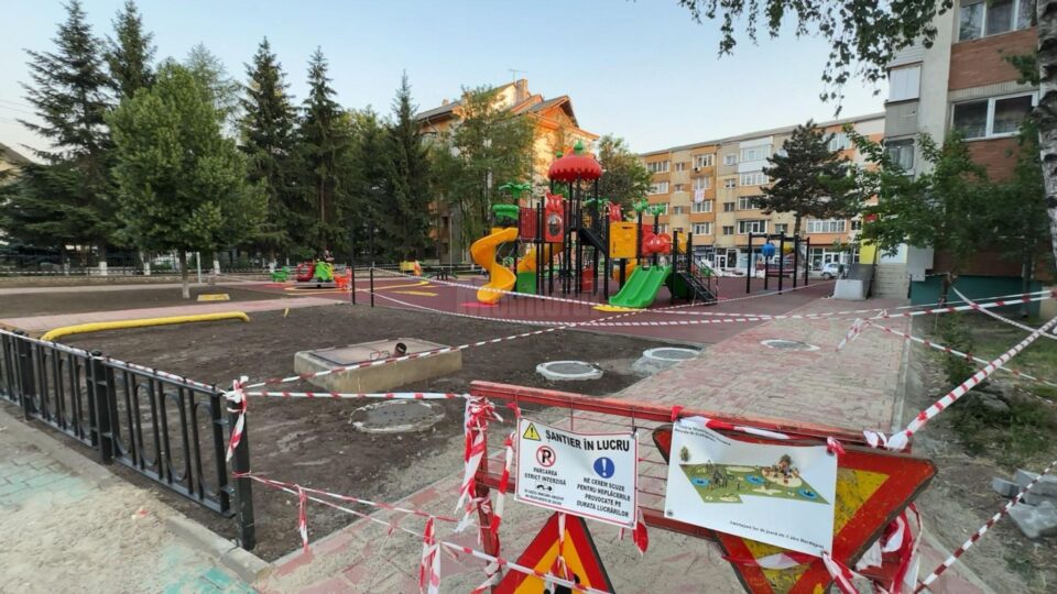 De Ziua Copilului, în cel mai mare cartier al Sucevei va fi dat în folosință un loc de joacă refăcut complet – cel din apropierea Bisericii Sf. Andrei