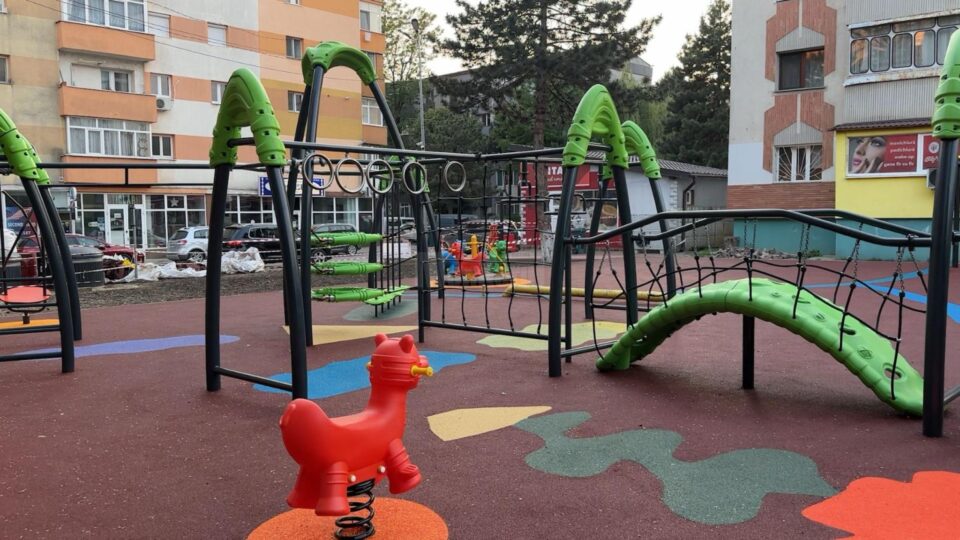 De Ziua Copilului, în cel mai mare cartier al Sucevei va fi dat în folosință un loc de joacă refăcut complet – cel din apropierea Bisericii Sf. Andrei
