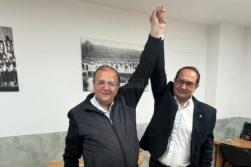 Gheorghe Flutur alături de primarul liberal din Fundu Moldovei, Tudor Zdrob