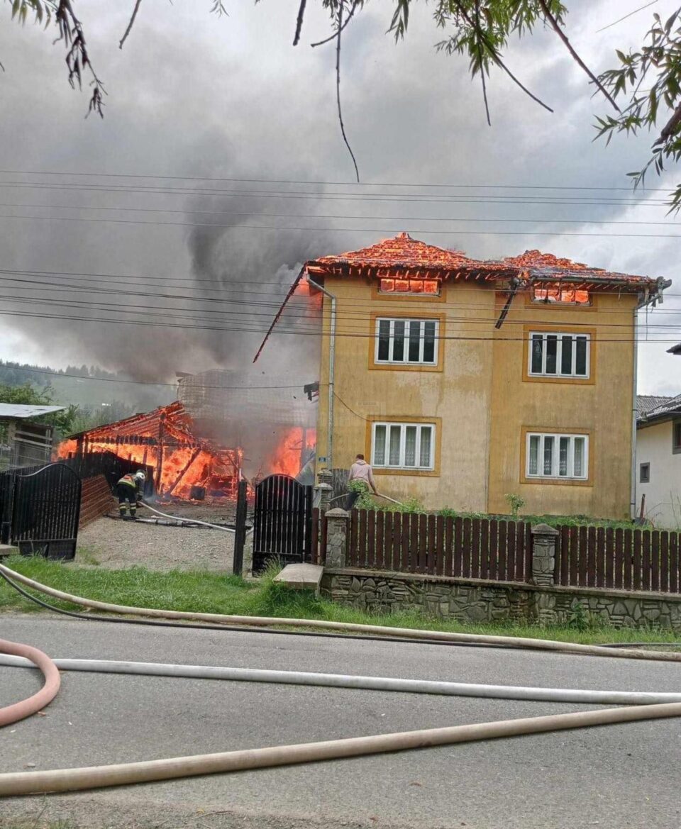 Flăcările au făcut prăpăd într-o gospodărie din Stulpicani