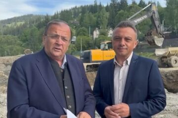 Gheorghe Flutur și viceprimarul Marius Rîpan au verificat lucrările de construcție a noilor bazine de înot din Vatra Dornei