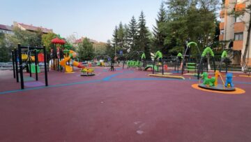 Locul de joacă modernizat de lângă Biserica „Sf. Andrei” va fi dat în folosință pe 1 Iunie