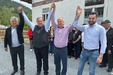 Liderul PNL Suceava, Gheorghe Flutur, alături de primarul din Ciocănești, Radu Ciocan