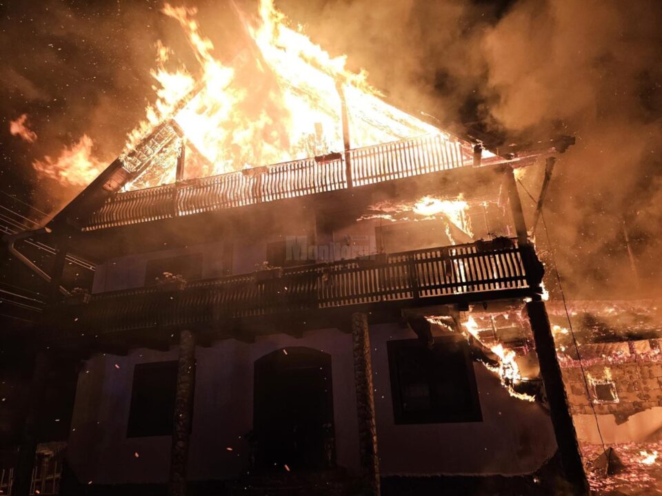 Incendiu foarte puternic, în plină noapte, la o vilă din Frasin
