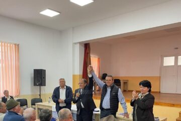 Gheorghe Flutur altături de primarul PNL din comuna Todidești, Mugurel Bocancea