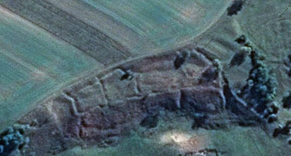 Fortificația de la Hlinița (regiunea Cernăuți, Ucraina, ridicare topografică de Karl A. Romstorfer, publicată în 1895)