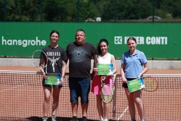 Medaliatele Olimpiadei Școlare Județene la tenis alături de profesorul Mihai Pop