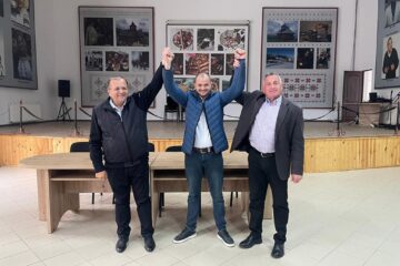 Gheorghe Flutur și actualul primar liberal din Izvoarele Sucevei alături de candidatul PNL pentru primăria acestei comune, viceprimarul Marian Mehno