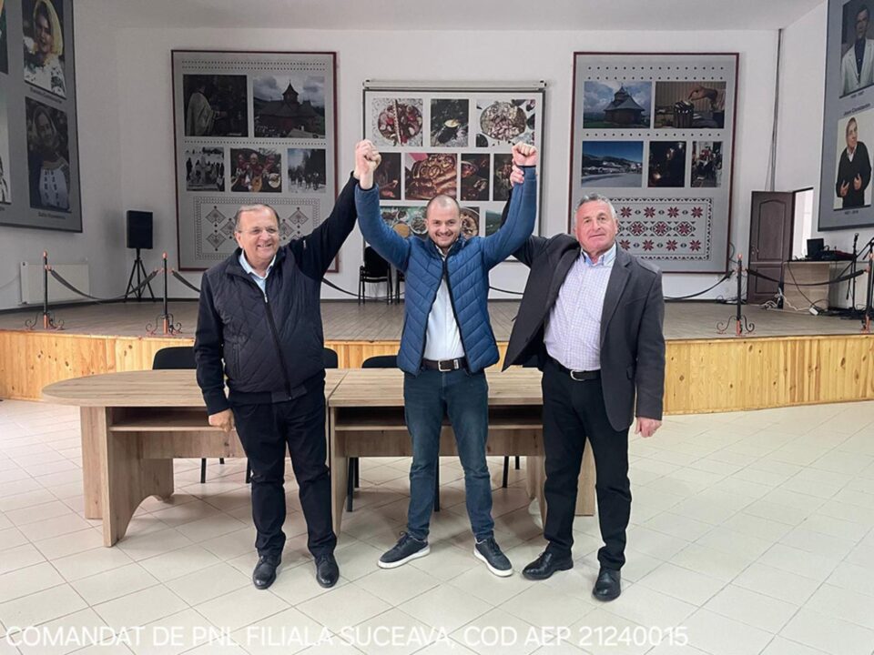 Gheorghe Flutur și actualul primar liberal din Izvoarele Sucevei alături de candidatul PNL pentru primăria acestei comune, viceprimarul Marian Mehno Gheorghe Flutur și actualul primar liberal din Izvoarele Sucevei alături de candidatul PNL pentru primăria acestei comune, viceprimarul Marian Mehno