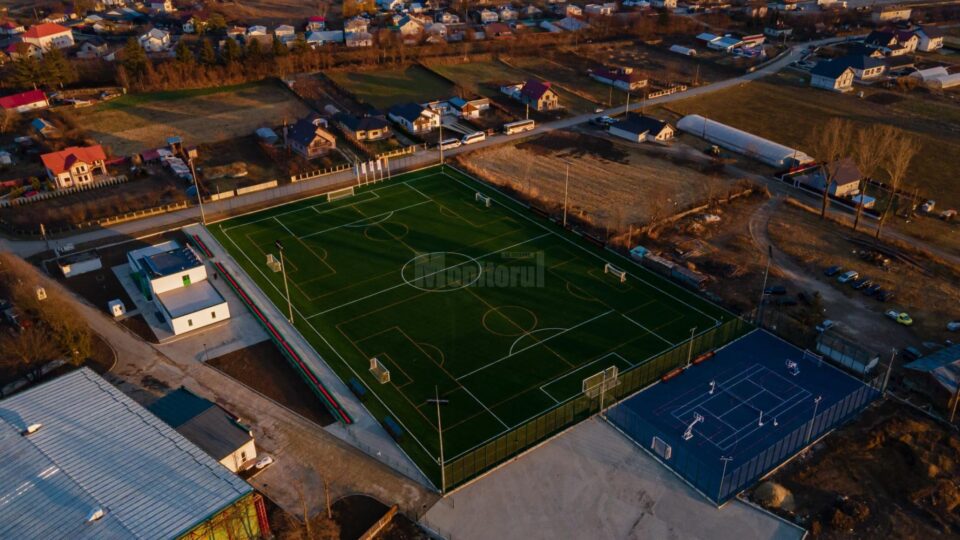Noua bază sportivă de la Suceava, modernă, cu teren de fotbal la dimensiuni UEFA, nocturnă și teren multifuncțional, este realizată 70%