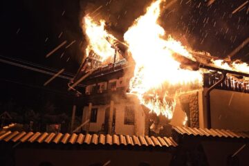 Incendiu foarte puternic, în plină noapte, la o vilă din Frasin