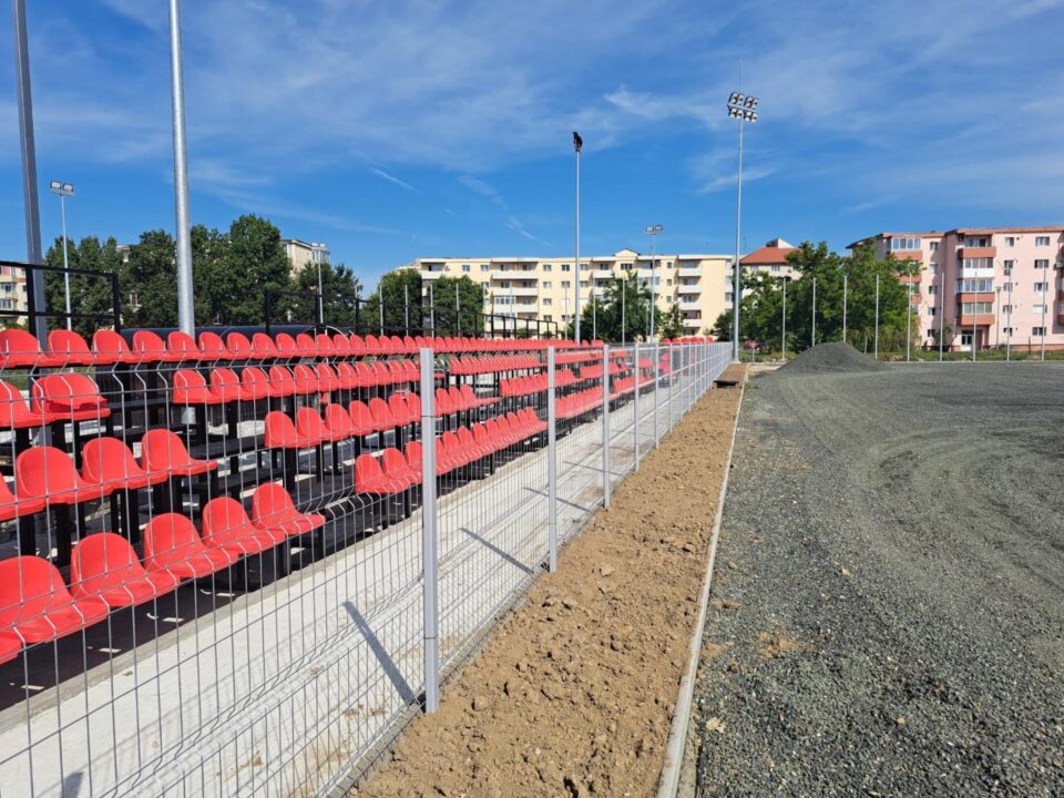 Noua bază sportivă de la Suceava, modernă, cu teren de fotbal la dimensiuni UEFA, nocturnă și teren multifuncțional, este realizată 70%