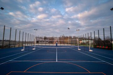 Noua bază sportivă de la Suceava, modernă, cu teren de fotbal la dimensiuni UEFA, nocturnă și teren multifuncțional, este realizată 70%