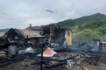 Flăcările au făcut prăpăd într-o gospodărie din Stulpicani