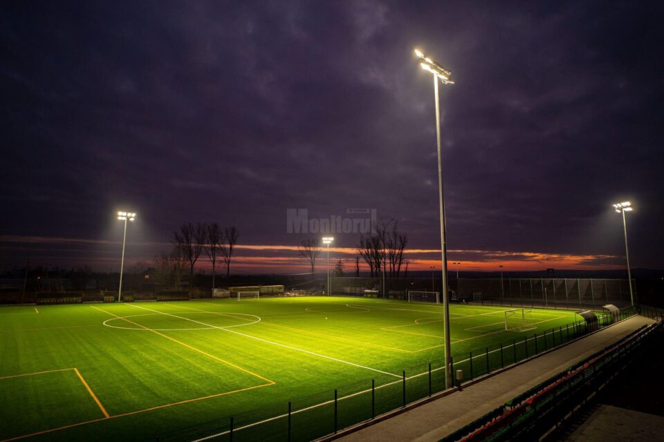 Noua bază sportivă de la Suceava, modernă, cu teren de fotbal la dimensiuni UEFA, nocturnă și teren multifuncțional, este realizată 70%