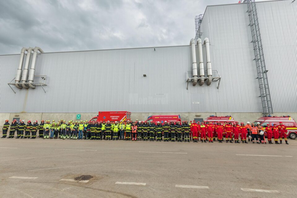 Au fost mobilizați peste 90 de pompieri militari din cele cinci detașamente ale ISU Suceava, Serviciul de Ambulanță, SPSU EGGER Romania, SPSU EGGER Technologia, SVSU Satu Mare
