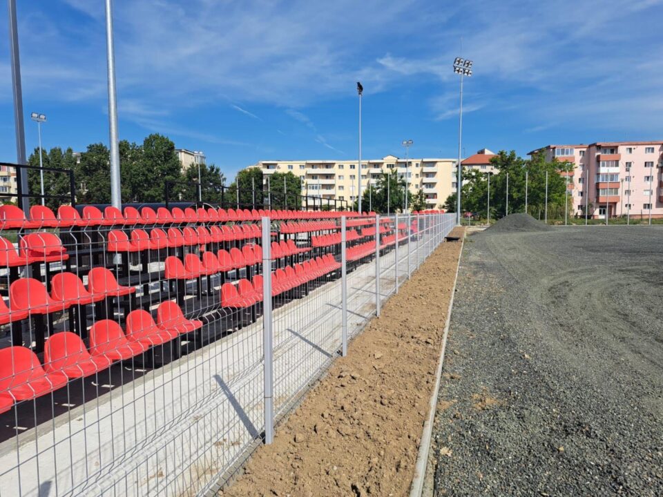 Baza sportivă cu teren de fotbal la dimensiuni UEFA și nocturnă va fi finalizată în decembrie 2024