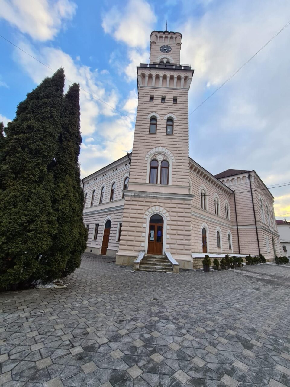Conducerea Primăriei Vatra Dornei infirmă dezinformările legate de demolarea unei biserici pentru construcția noului spital municipal Conducerea Primăriei Vatra Dornei infirmă dezinformările legate de demolarea unei biserici pentru construcția noului spital municipal