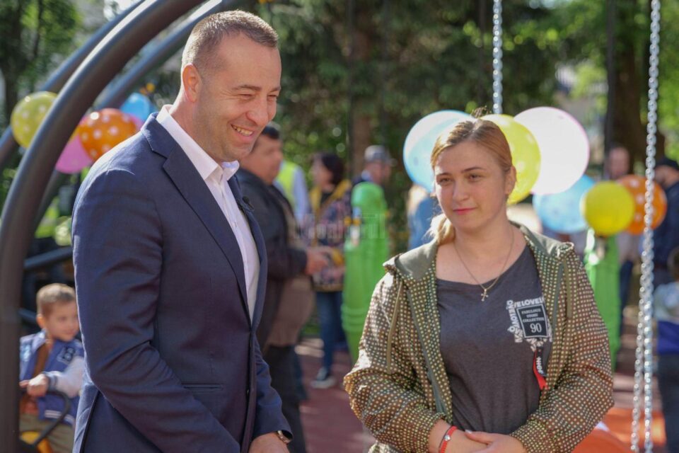 Cadoul de „Ziua Copilului” a venit mai devreme pentru copiii din cartierul Burdujeni, sub forma unui loc de joacă uriaș, modern și complet nou