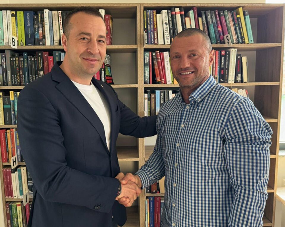 Multiplu campion național și medaliat mondial în 2018 la Kickbox, Sorin Mihalescul a intrat recent în echipa lui Lucian Harșovschi Multiplu campion național și medaliat mondial în 2018 la Kickbox, Sorin Mihalescul a intrat recent în echipa lui Lucian Harșovschi