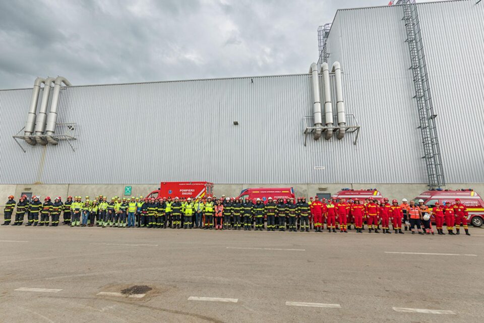 Au fost mobilizați peste 90 de pompieri militari din cele cinci detașamente ale ISU Suceava, Serviciul de Ambulanță, SPSU EGGER Romania, SPSU EGGER Technologia, SVSU Satu Mare