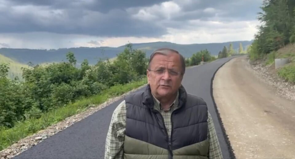 Președintele CJ Suceava, Gheorghe Flutur, a verificat stadiul lucrărilor de asfaltare a drumului Mălini - Borca