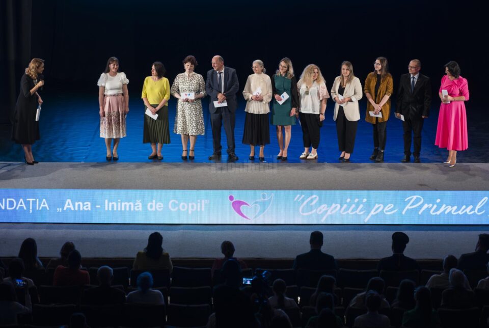 Elevii olimpici și profesorii lor, premiați la cea de-a doua ediție a evenimentului „Copiii pe primul loc”
