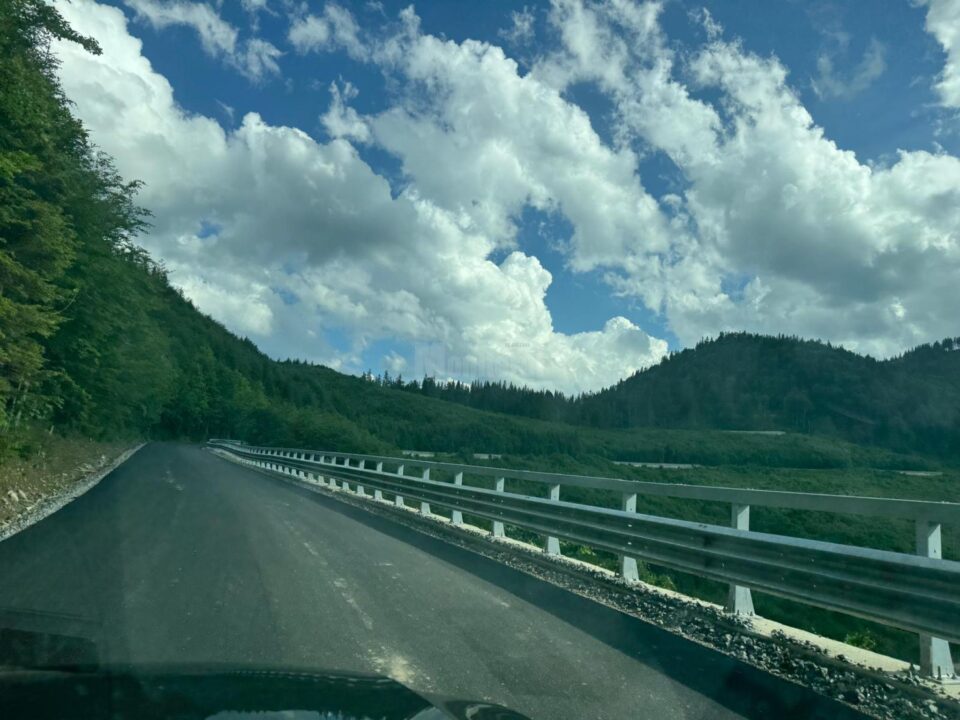 Șeful administrației județene consideră că drumul Mălini - Borca va deveni un adevărat Transfăgărășan al Nordului