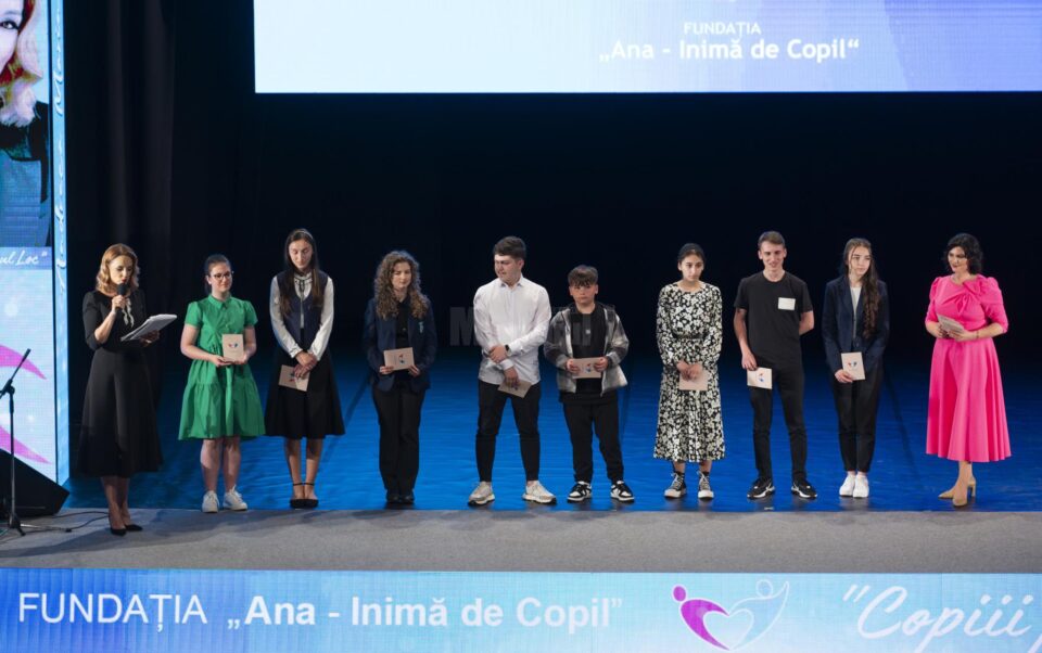 Elevii olimpici și profesorii lor, premiați la cea de-a doua ediție a evenimentului „Copiii pe primul loc”