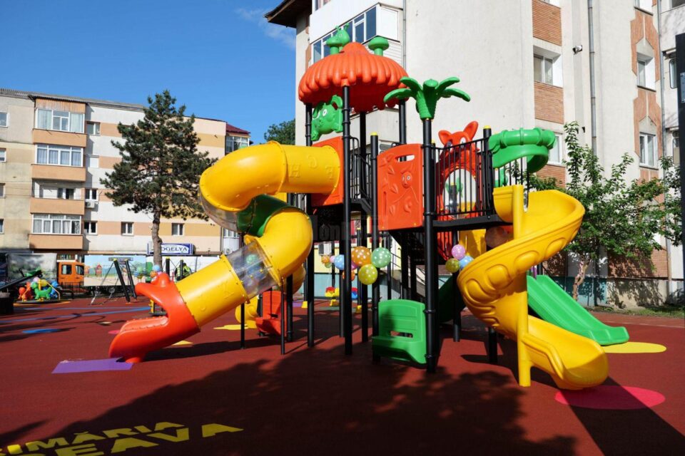 Cadoul de „Ziua Copilului” a venit mai devreme pentru copiii din cartierul Burdujeni, sub forma unui loc de joacă uriaș, modern și complet nou