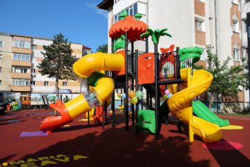 Cadoul de „Ziua Copilului” a venit mai devreme pentru copiii din cartierul Burdujeni, sub forma unui loc de joacă uriaș, modern și complet nou