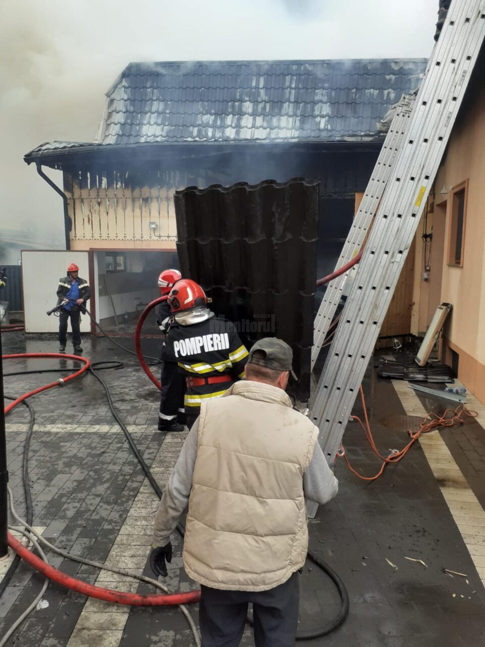 Puternicul incendiu de la Volovăț care a afectat două gospodării, stins după 9 ore