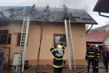 Puternicul incendiu de la Volovăț care a afectat două gospodării, stins după 9 ore