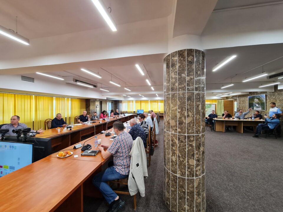 Ședință de Consiliu Local cu Poliția în sală, din cauza scandalului izbucnit de autorizarea PUZ-ului unei investiții în zona centrală a Sucevei
