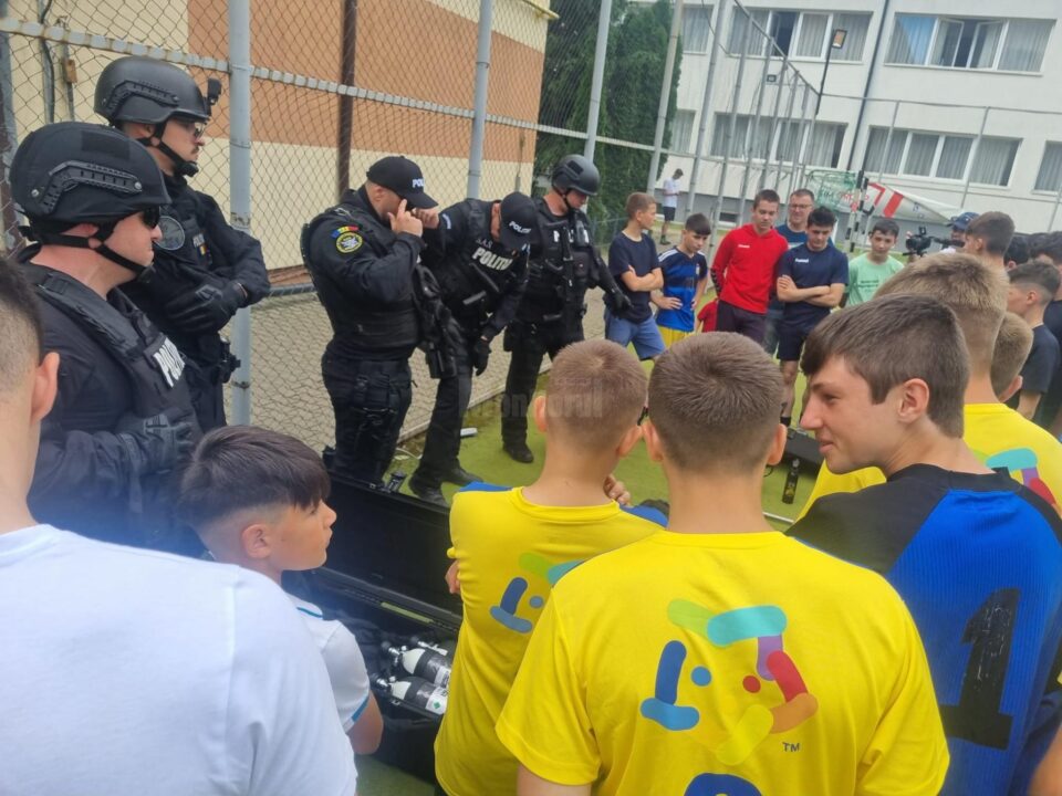 Mascații Poliției ”au descins” la LPS Suceava