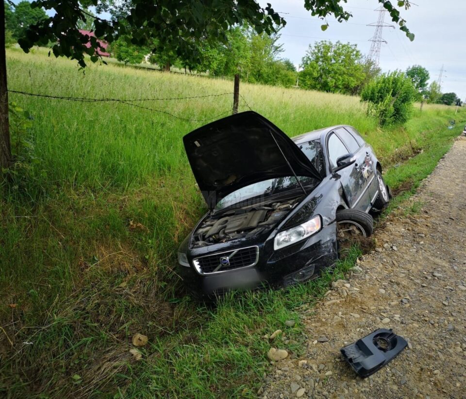Un biciclist a murit într-un accident în care au fost implicate două mașini