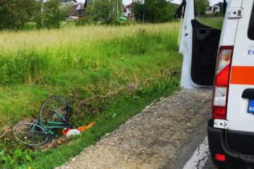 Un biciclist a murit într-un accident în care au fost implicate două mașini