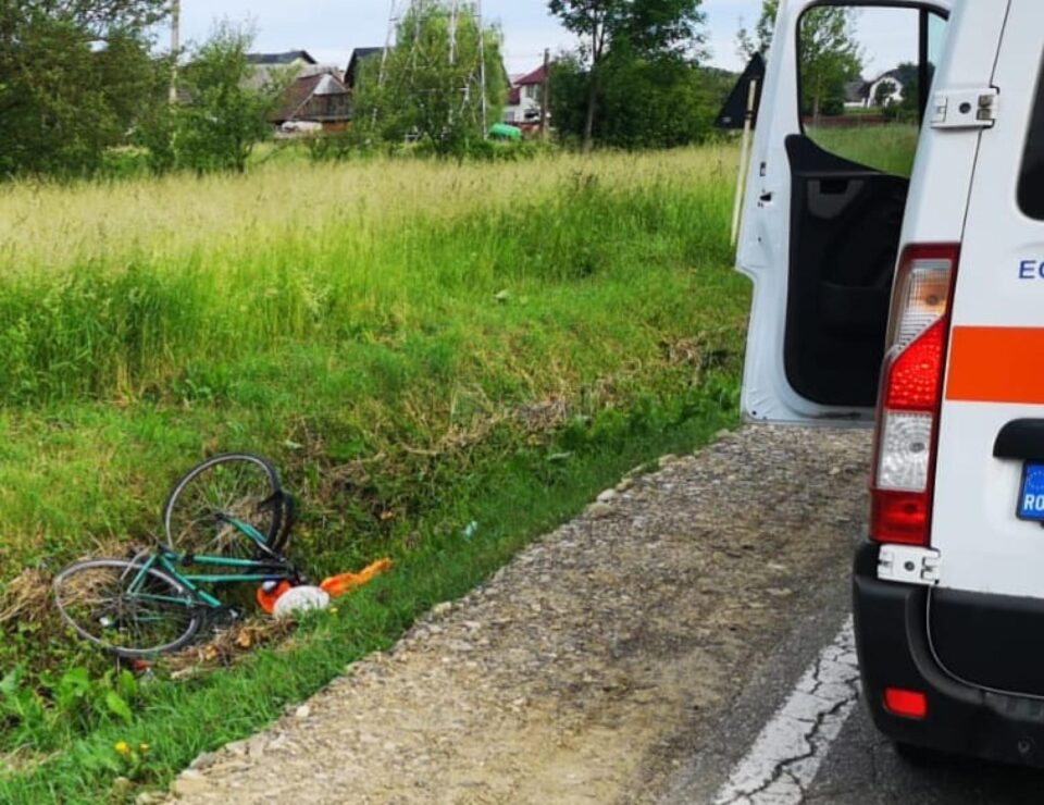 Un biciclist a murit într-un accident în care au fost implicate două mașini