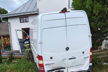 Microbuz proiectat în peretele unei case, la Sucevița