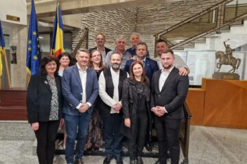 Cătălin Axinte alături de o parte din echipa de candidați pentru Consiliul Local Suceava