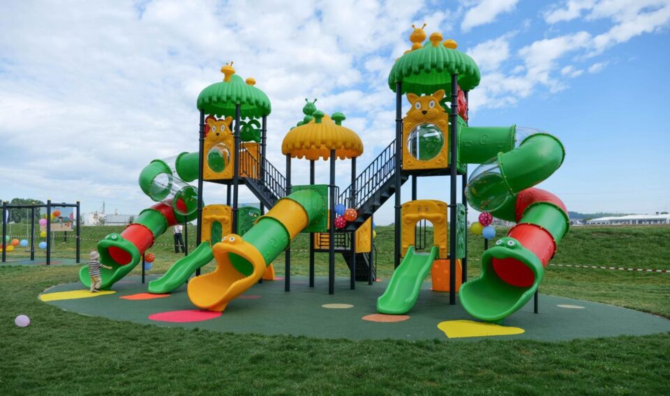 Loc de joacă modern, inaugurat de Ziua Copilului în zona de agrement de pe malul Sucevei