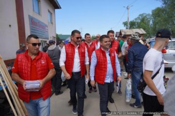 Gheorghe Șoldan și Traian Andronachi, în campanie la târgul auto din Rădăuți
