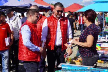 Gheorghe Șoldan și Traian Andronachi, în campanie la târgul auto din Rădăuți