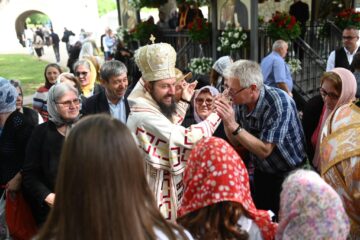 Sute de copii, părinți, profesori au participat sâmbătă la acțiunile organizate la Mănăstirea „Sfântul Ioan cel Nou de la Suceava”. Foto artistul