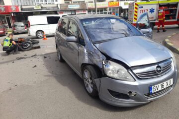 Motociclist rănit grav în Suceava de o șoferiță care a virat stânga fără să se asigure