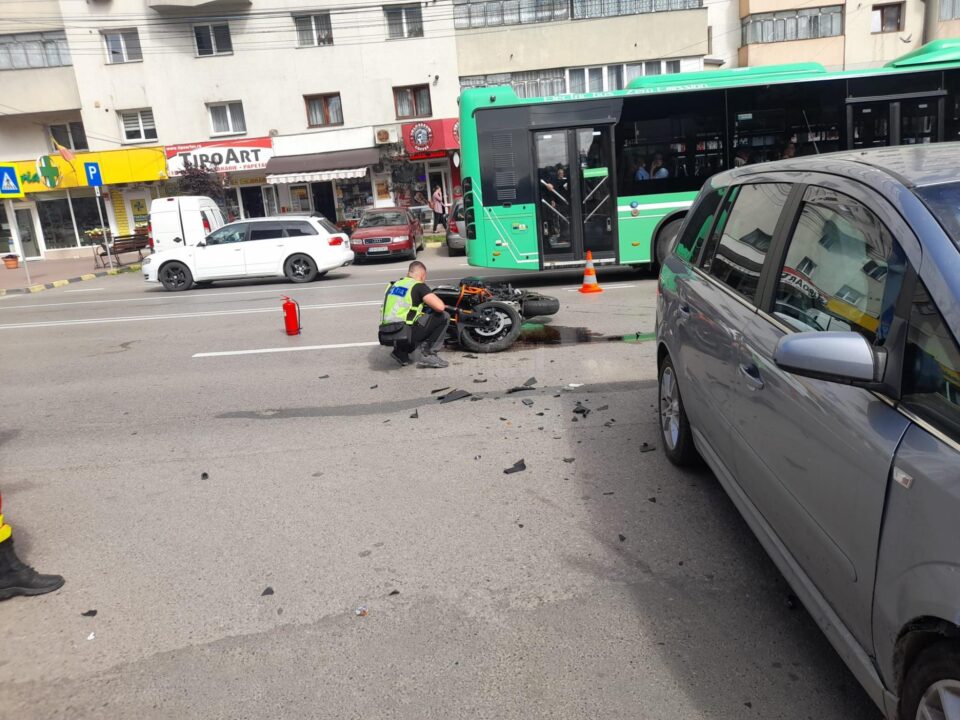 Motociclist rănit într-un accident, în cartierul sucevean George Enescu