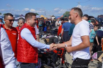 Gheorghe Șoldan și Traian Andronachi, în campanie la târgul auto din Rădăuți