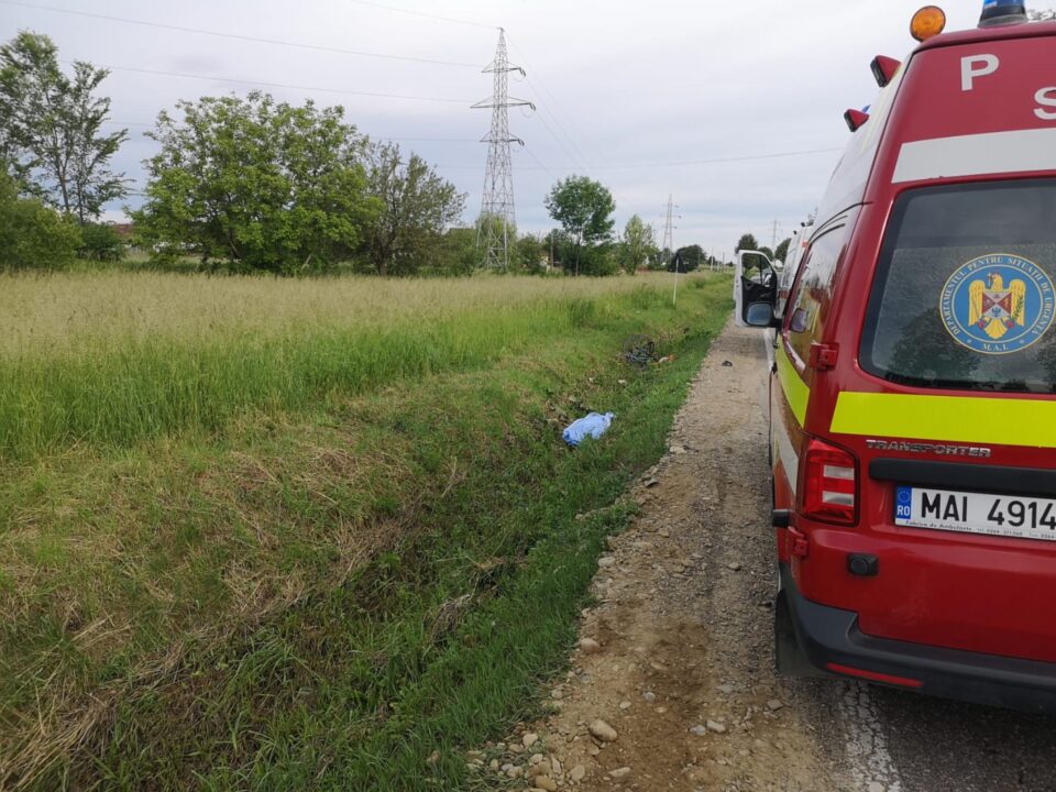 Biciclist mort după ce un șofer a depășit prin dreapta un alt autovehicul