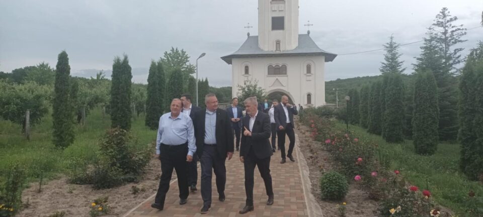Gheorghe Flutur și Nicolae Ciucă au vizitat barajul nefinalizat de la Vârfu Câmpului și apelează la Ministerul Mediului pentru încheierea lucrărilor Gheorghe Flutur și Nicolae Ciucă au vizitat barajul nefinalizat de la Vârfu Câmpului și apelează la Ministerul Mediului pentru încheierea lucrărilor
