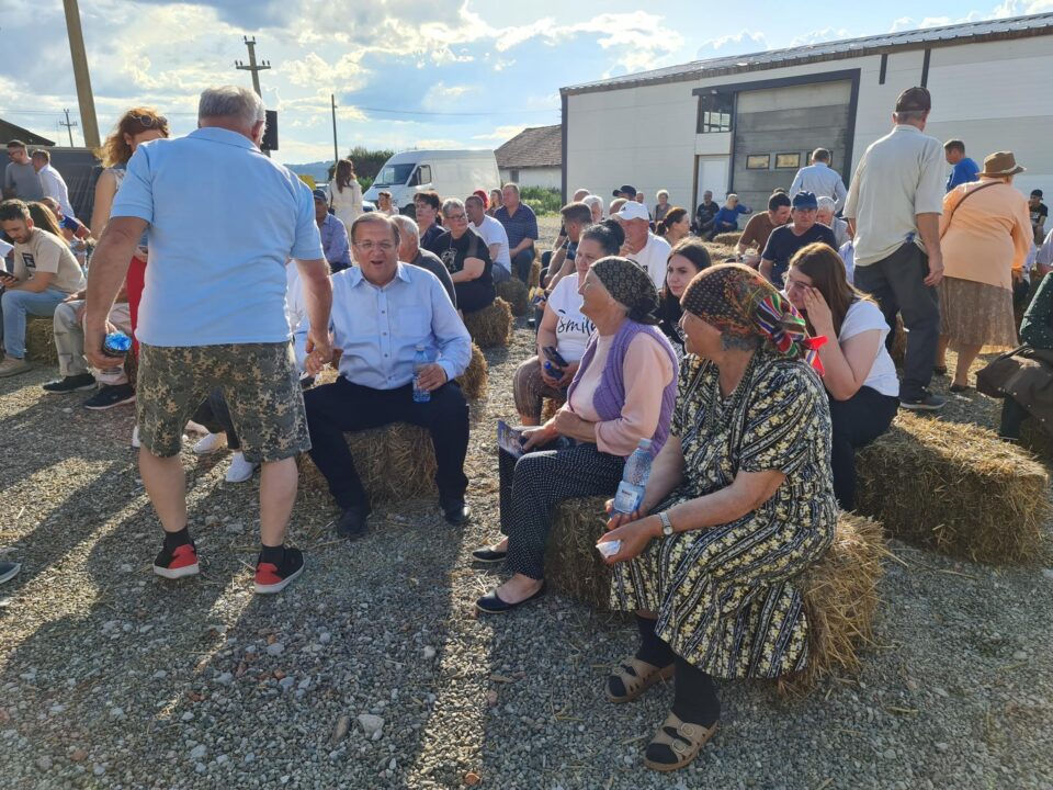 Gheorghe Flutur s-a așezat printre primii pe baloții de paie, afirmând că se stă foarte confortabil